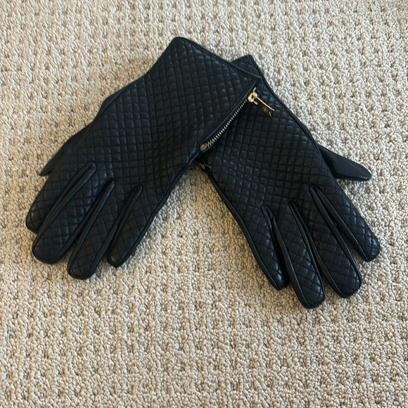 NWOT Vera Bradley Black Quilted Leather Gloves with gold zipper and hardware - Picture 2 of 6